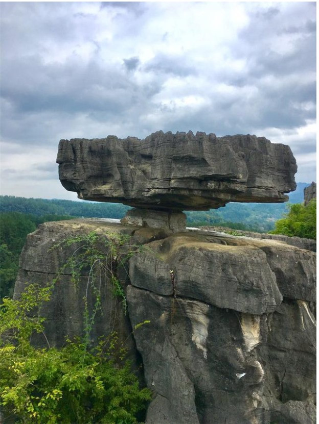 Giải mã khối đá hàng chục tấn giữ thăng bằng trên điểm tựa 30-50cm ảnh 1