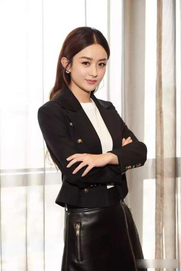 Lo anh em gai cua Trieu Le Dinh, nhan sac khong thua kem chi gai