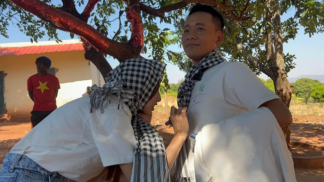 Quang Linh Vlogs da tim duoc cach bao quan ao co chu ky cua Thuy Tien