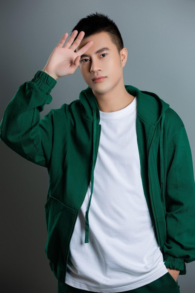 Chang bac si 9X dien trai dung sau ve dep cua nhieu nguoi noi tieng Vbiz-Hinh-5