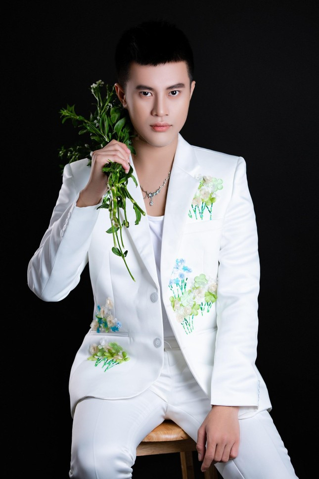 Chang bac si 9X dien trai dung sau ve dep cua nhieu nguoi noi tieng Vbiz-Hinh-7