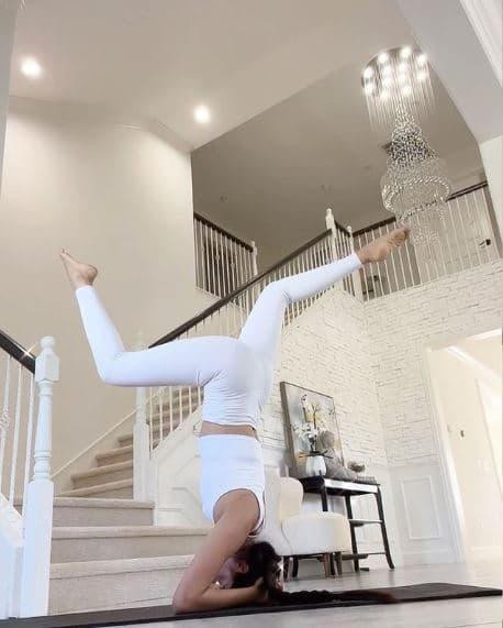 Hoa hậu Phạm Hương thực hiện 'tư thế vua' trong yoga Hoa hau Pham Huong thuc hien 'tu the vua' trong yoga