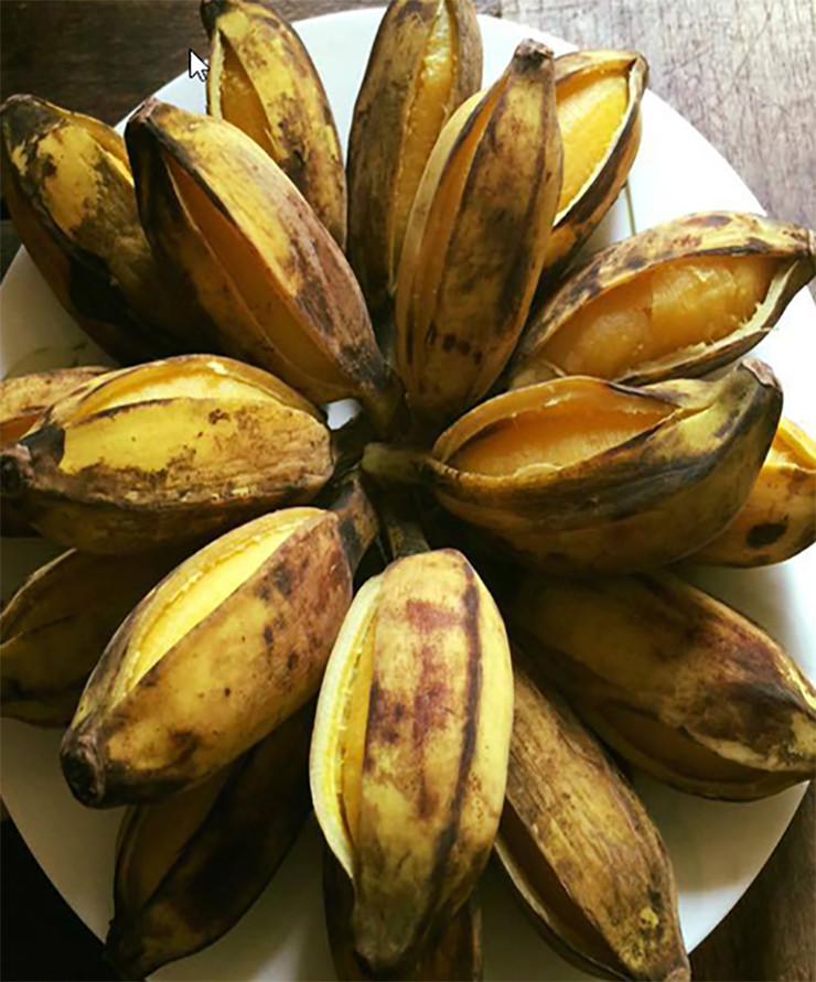 Vì tò mò, nhiều người mua chuối sáp về ăn thử và mê mẩn thứ quả này vì hương vị thơm, ngọt đậm đà
