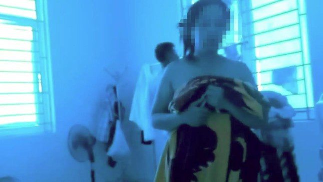 Vu chu tich xa bi danh ghen tai tru so: Xac minh clip nhay cam