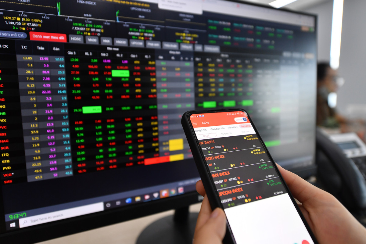 Lanh dao doanh nghiep chi tien ty “cuu” co phieu