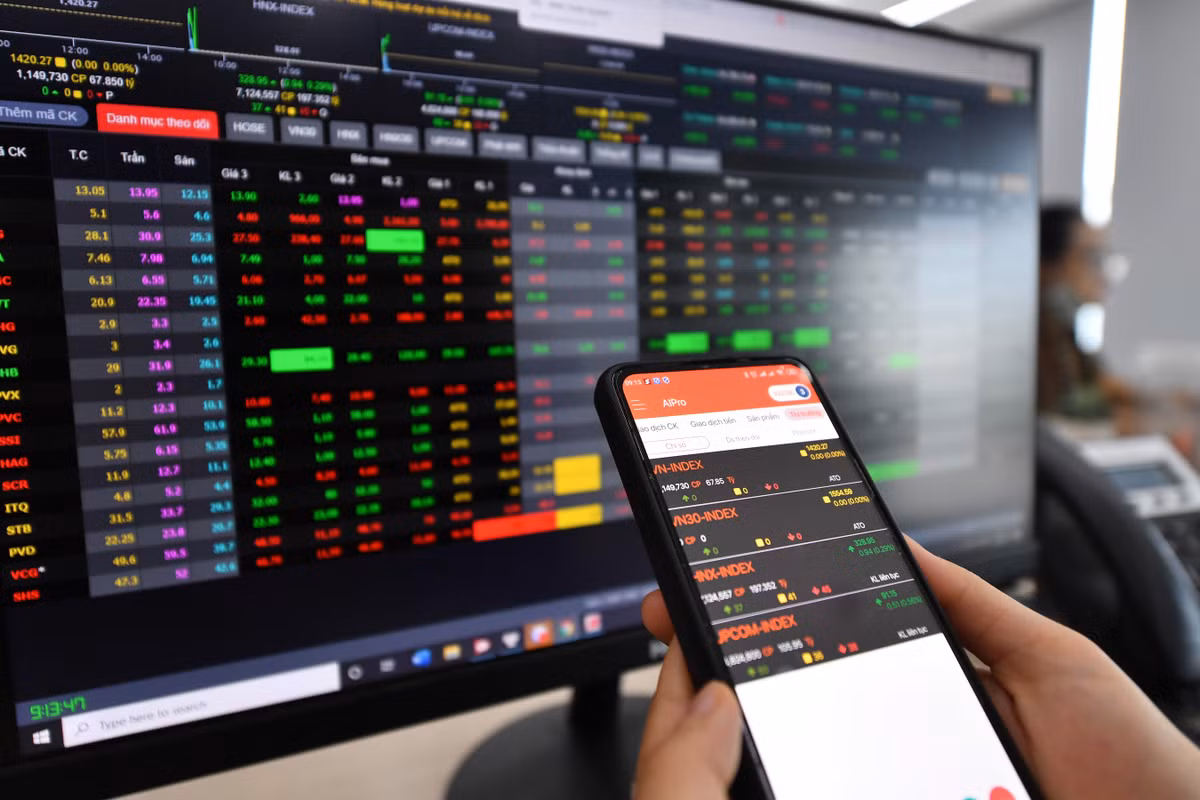 Lanh dao doanh nghiep chi tien ty “cuu” co phieu