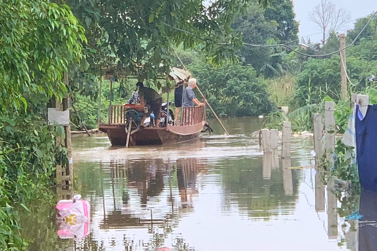 Đoạn ngập sâu khoảng 200m, nhưng phải dùng đò mới có thể di chuyển qua khu vực trên.