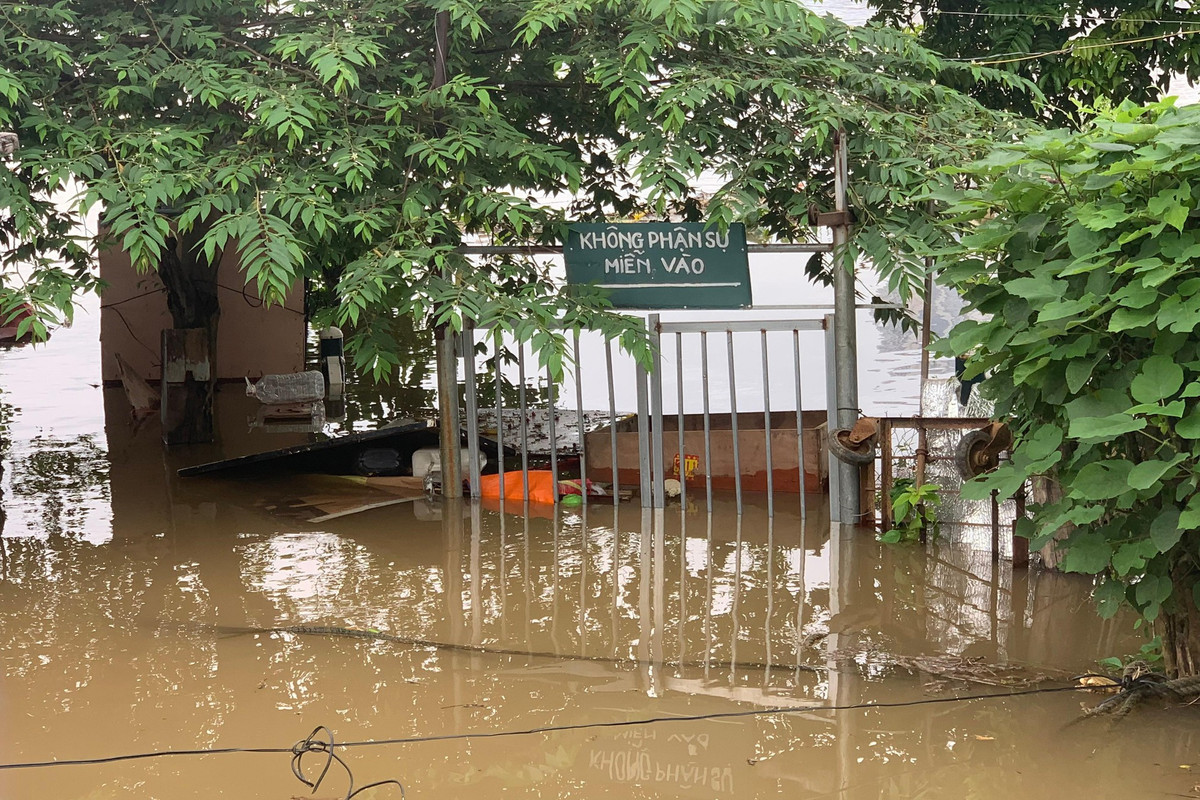 Nhiều khu vực ven sông chìm trong biển nước.