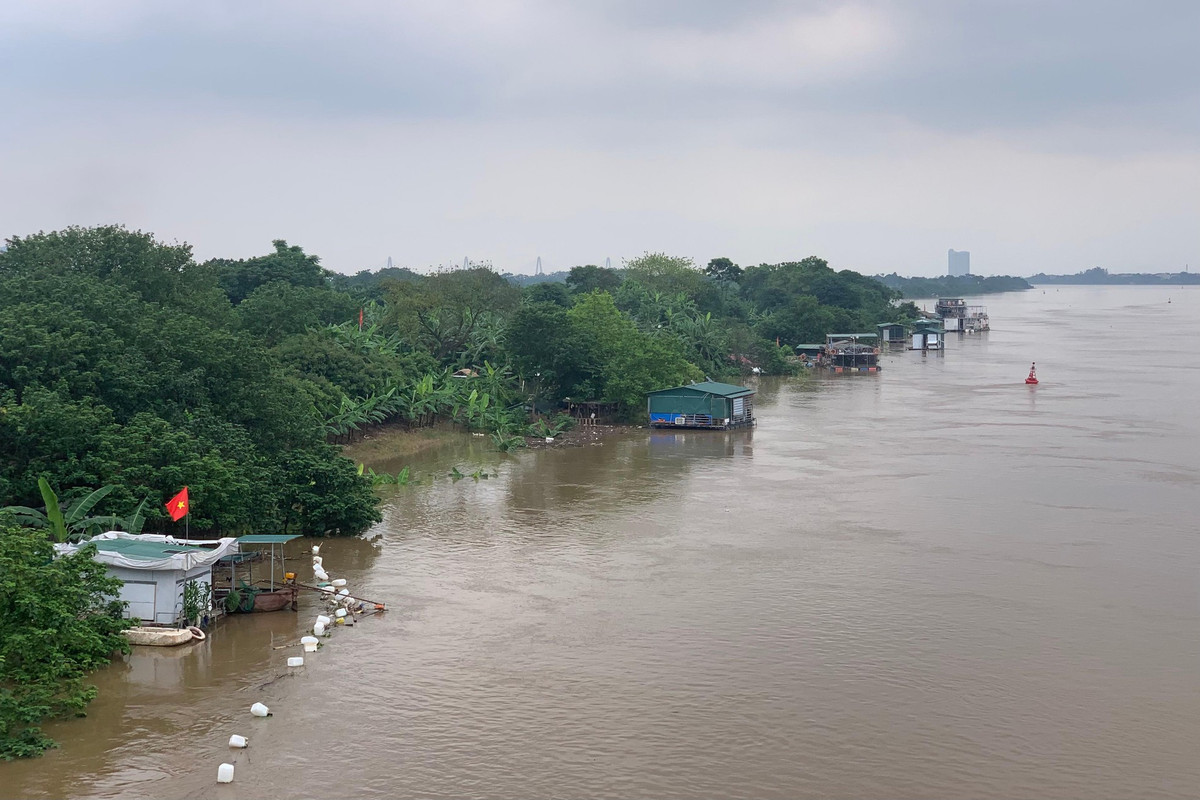 Việc nước sông Hồng dâng cao khiến cuộc sống, sinh hoạt của người dân vùng ven sông, bãi giữa sông Hồng bị ảnh hưởng lớn.