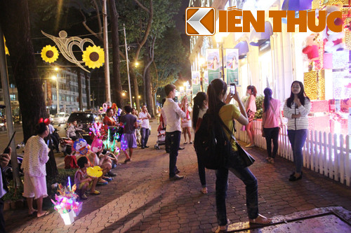 Dù còn hơn 20 ngày nữa mới đến lễ Noel nhưng giữa không khí se lạnh ngày đông, giới trẻ Sài thành vẫn tụ tập về đây vui chơi.