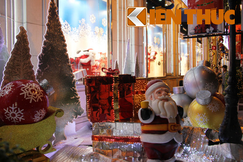 Hình ảnh ông già Tuyết, cây thông... hiện diện khắp mặt tiền các trung tâm thương mại, nhà hàng, điểm vui chơi giải trí ở TP HCM.
