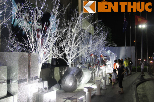 Mặt tiền Trung tâm thương mại Vincom trên đường Lý Tự Trọng, quận 1 thu hút rất đông khách đến vui chơi, chụp ảnh.