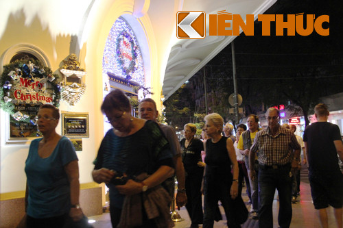 Dịp Giáng sinh là kỳ nghỉ lớn trong năm của các nước phương Tây, tuy nhiên lượng khách nước ngoài đến Sài Gòn thời điểm này vẫn không hề thưa đi.