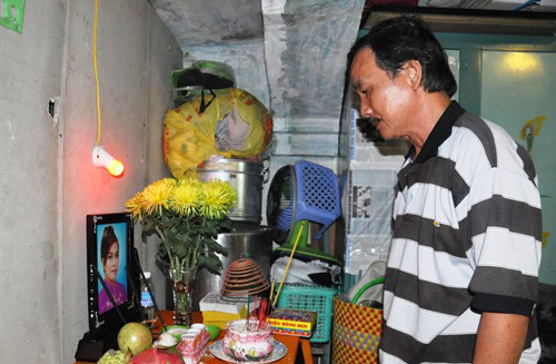 Người cha nghẹn ngào bên bàn thờ con gái của mình ra đi nơi xứ người.