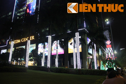 Trung tâm thương mại Vincom trên đường Đồng Khởi lung linh, huyền ảo trong ánh đèn trang trí Noel.