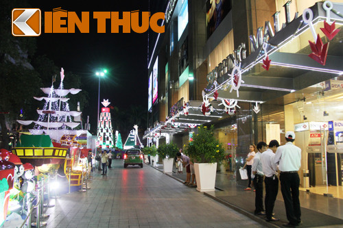 Cũng tại Trung tâm thương mại này, mặt tiền trên đường Lê Thánh Tôn lại sáng bừng, rực rỡ đèn hoa, không khí Giáng sinh.