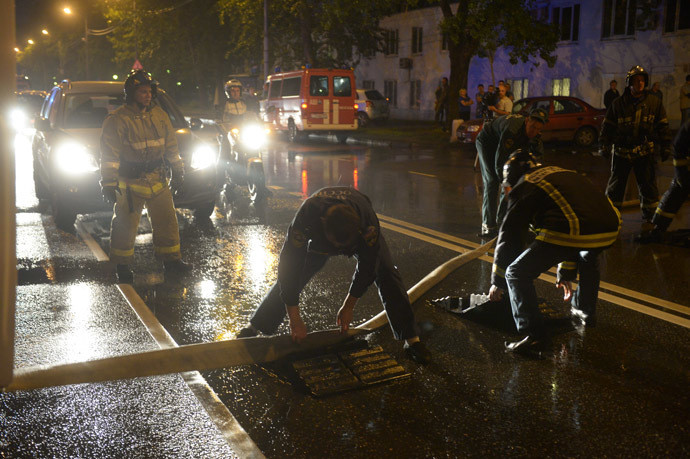 Nhân viên cứu hỏa nỗ lực kiểm soát đám cháy.