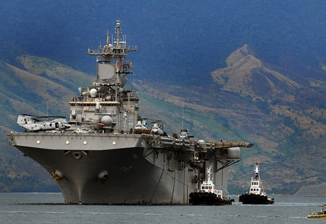 Tàu chiến Mỹ USS Essex neo đậu ở Vịnh Subic.