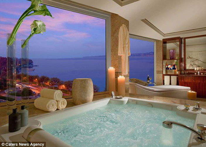 Khách có thể tận hưởng cảm giác thư giãn khi vừa tắm trong bồn tắm sục mát-xa vừa ngắm cảnh hồ Geneva thơ mộng.