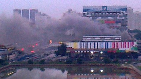 Khói bốc lên từ Trung tâm truyền hình Moscow.