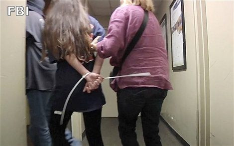 Cuộc đột kích xuyên quốc gia của FBI đã giải cứu được 105 trẻ em khỏi các "động quỷ".