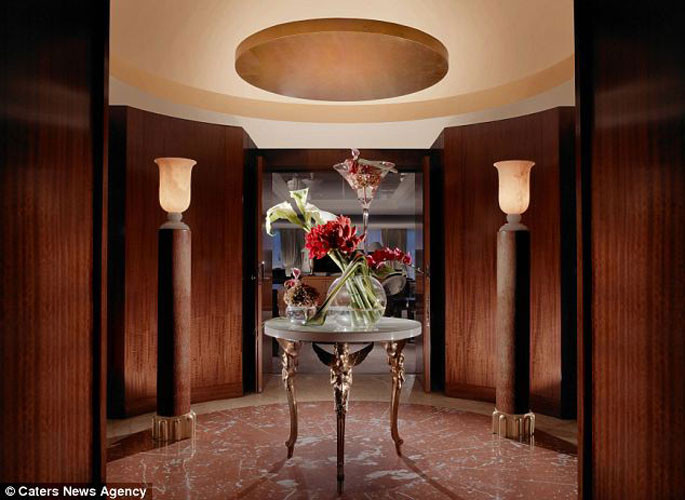 Để các khách VIP cảm thấy yên tâm, camera giám sát được lắp đặt khắp nơi, từ trong các phòng ngủ, phòng tắm cho tới các hành lang, ban công.