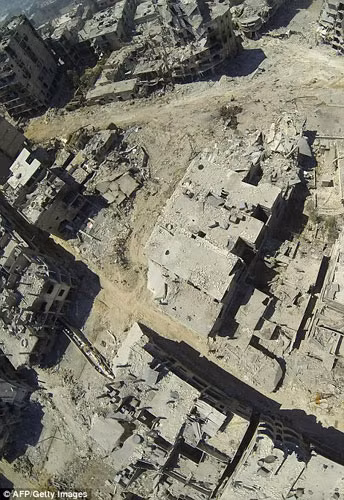 Trong những hình ảnh được chụp từ trên khôngcho thấy thành phố Homs quay lại thời kỳ đồ đá.