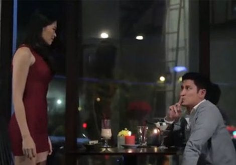 Mạc Anh Thư đứng dậy bỏ đi trong khi Huy Khánh liên tục ra hiệu nói nhỏ.