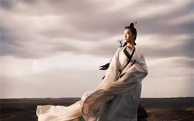 Chan dung nguoi phu nu dau tien tu luyen truong sinh, bay tren khong