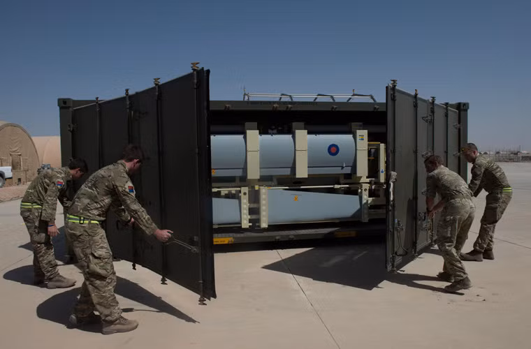 Trang mạng Miltaryphotos mới đây đã đăng tải các hình ảnh lắp ráp chiếc UAV trinh sát Watchkeeper WK450 của Quân đội Hoàng gia Anh tại doanh trại Bastion, Afghanistan. Trong ảnh, chiếc UAV được tháo rời từng phần chứa trong container.