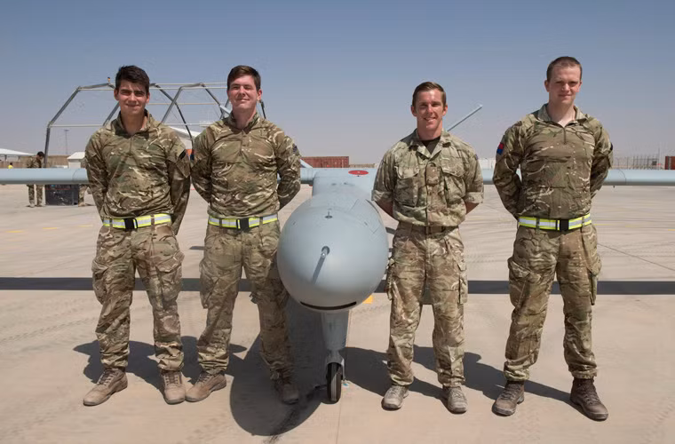 Hoàn thành lắp ráp chiếc UAV chỉ với 4 người lính.