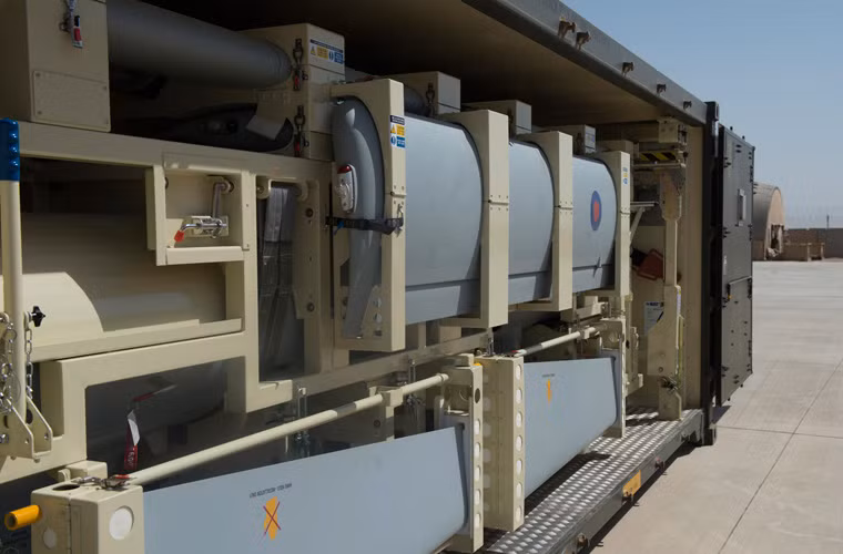 Đấy là một chiếc Watchkeeper WK450 do Tập đoàn Thales sản xuất dựa theo mẫu Hermes 450 của Elbit System (Israel).