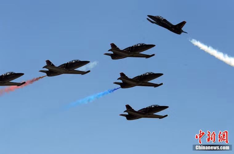 Điều kì thú ở phi đội biểu diễn hàng không Patriots Jet (trụ sở tại Byron, California) là nó sử dụng máy bay phản lực cận âm L-39 do Czech chế tạo thay vì bất kỳ máy bay Mỹ nào khác.