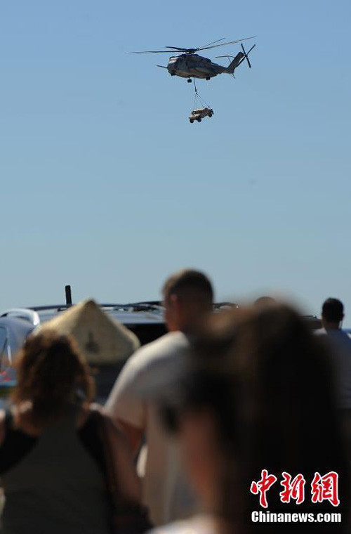 Trực thăng vận tải “khủng” nhất Mỹ CH-53 phô diễn sức mạnh – cẩu nguyên một chiếc xe ô tô bọc thép.