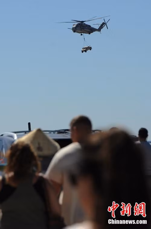 Trực thăng vận tải “khủng” nhất Mỹ CH-53 phô diễn sức mạnh – cẩu nguyên một chiếc xe ô tô bọc thép.