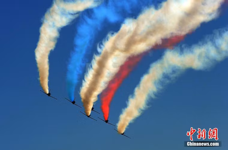 Phi đội biểu diễn Patriot Jet nhả khói màu trên bầu trời San Diego.