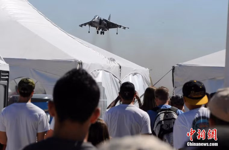 Quan khách theo dõi màn cất cánh thẳng đứng ngoạn mục của mẫu máy bay tiêm kích đa năng AV-8B Harrier II.