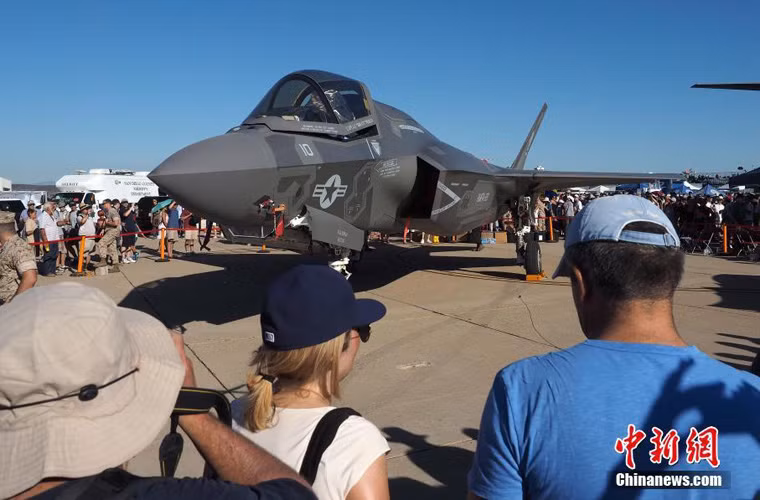 Khách tham quan rất hứng thú với mẫu tiêm kích “khủng” F-35B.