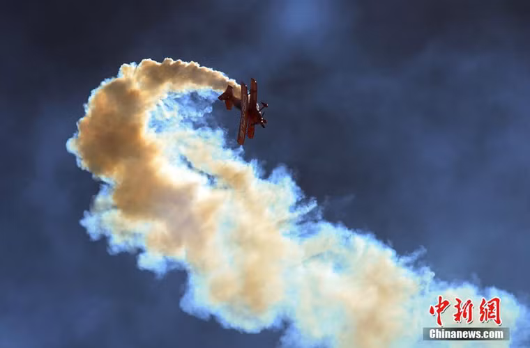 Một chiếc máy bay 2 tầng cánh đang nhào lộn trên bầu trời San Diego.