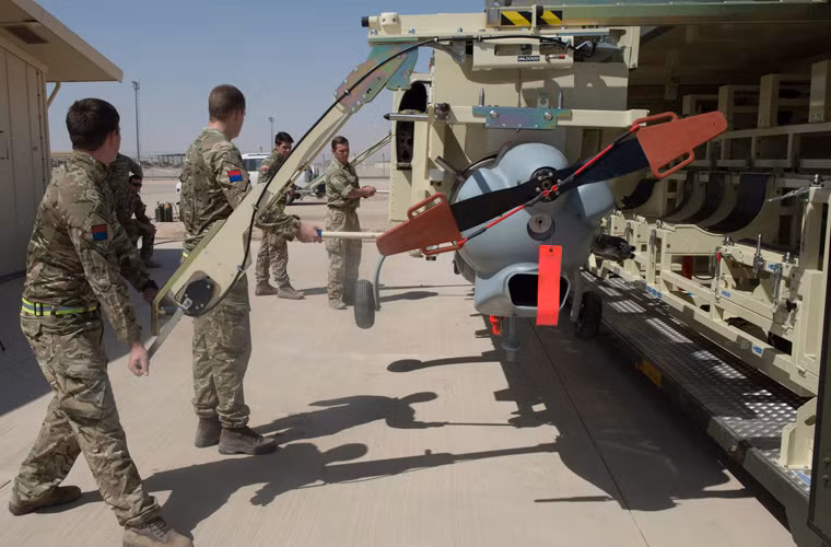 Chỉ có 4 người lính Anh thực hiện việc lắp ráp chiếc UAV có trọng lượng 450kg, dài 6,1m, sải cánh 10,5m. Trong ảnh, phần thân chiếc UAV đang được các binh sĩ kéo ra bên ngoài với hệ thống cần trục linh hoạt, gọn nhẹ.