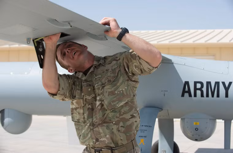 Chỉ trong chốc lát, chiếc UAV đã “hiện nguyên hình”.