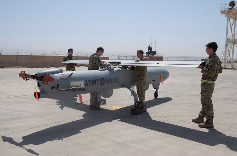 Phần cánh chiếc được lắp vào thân.