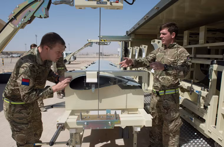 Bắt đầu quá trình lắp ráp phần cánh.