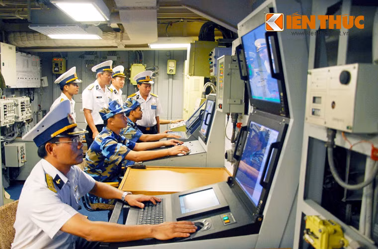 Kíp sĩ quan - thủy thủ tàu bên trong phòng điều hành các hệ thống.