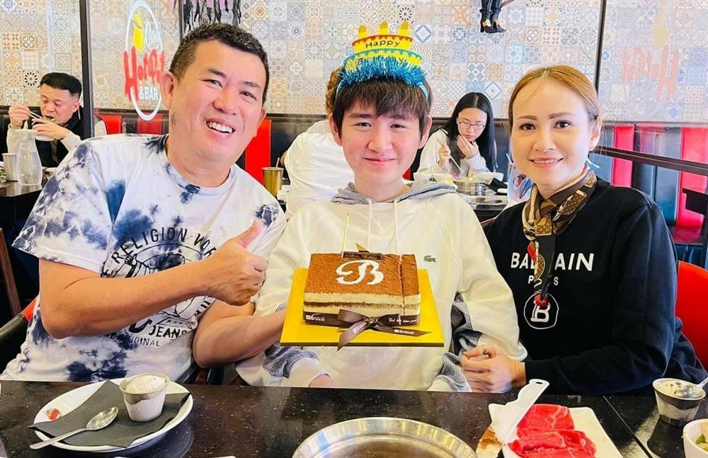 Nhat Cuong: Hon nhan 'ky la' 20 nam khong cuoi, U60 song nho YouTube-Hinh-4