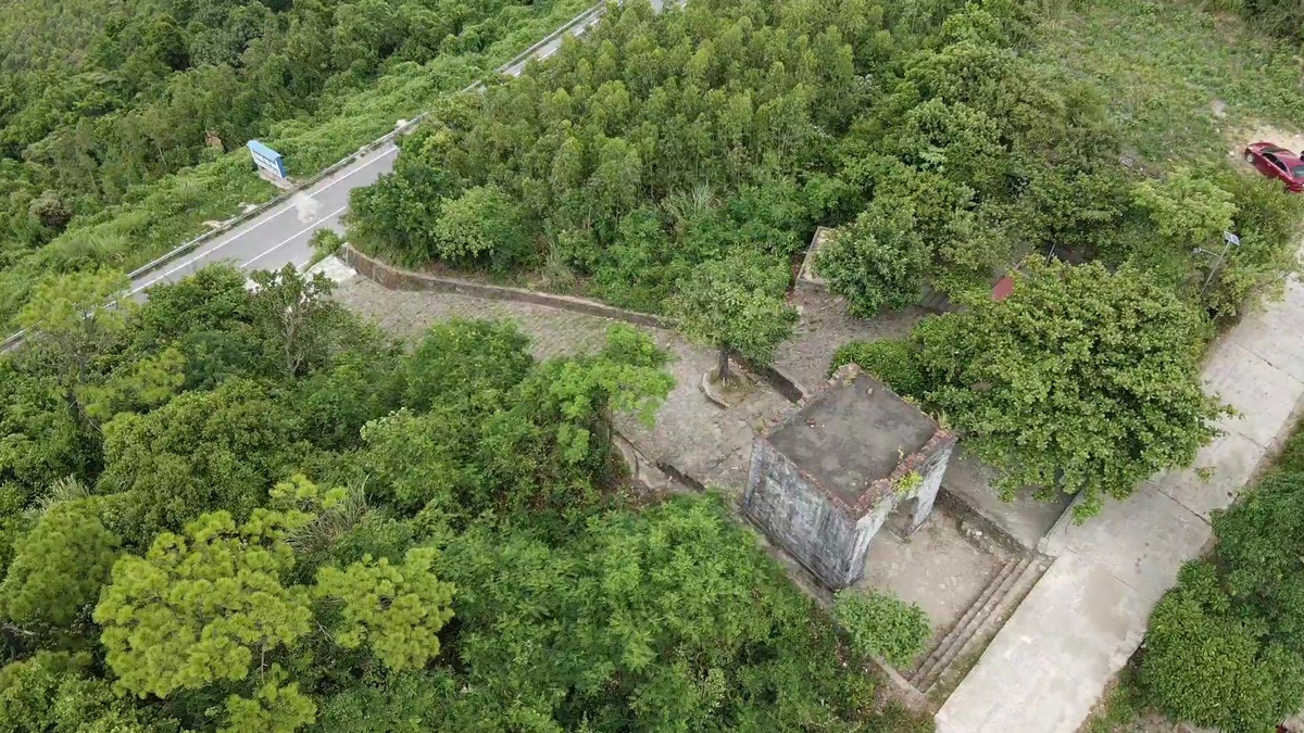 Theo ghi nhận, nằm trong hệ thống di tích, nhưng dấu tích thành cổ chỉ còn là tường thành rêu phong, chẳng ai chăm sóc nên xung quanh cây cối mọc um tùm, hoang phế.