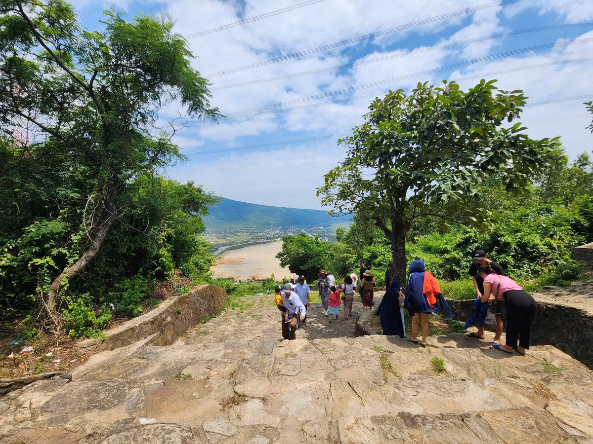 Từ hướng Hà Tĩnh đi lên, có 1.000 bậc thang bằng đá lên xuống, xưa được quan quân nhà Nguyễn xẻ núi tạo thành, lên đỉnh thì thấy Cổng Trời. Ngày nay trở thành điểm tham quan thu hút khách du lịch ghé thăm, chụp hình.