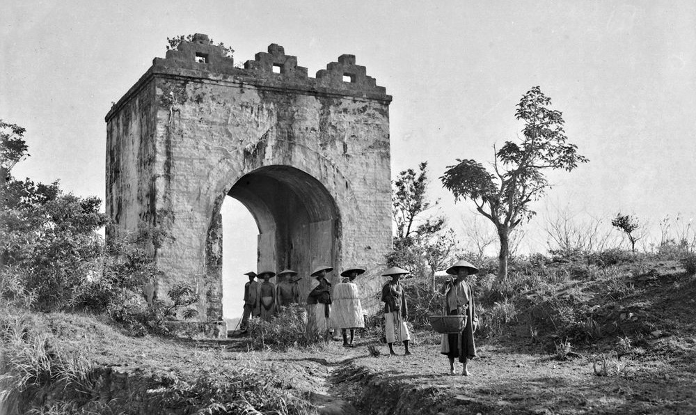 Bộ VH-TT-DL gợi ý 2 tỉnh làm hồ sơ chung nhưng không tỉnh nào chịu... Từ ấy đến giờ, Hoành Sơn Quan bị chia làm 2, mặt bắc Hà Tĩnh quản lý, phía Nam thì Quảng Bình quản lý, thế nên công tác bảo vệ di tích gặp nhiều khó khăn và lâm cảnh "Cha chung không ai khóc". 