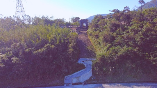 Cả 2 tỉnh cũng đều đề nghị Bộ Văn hóa - Thể thao và Du lịch (VH-TT-DL) công nhận là di tích quốc gia nhưng đều không được chấp nhận, lý do là tranh chấp...Năm 2002, Sở VH-TT-DL của 2 tỉnh Hà Tĩnh và Quảng Bình khi ấy đã tổ chức các cuộc họp bàn nhằm "hòa giải" vụ tranh chấp Hoành Sơn Quan. Tuy nhiên, phía Hà Tĩnh lại đưa ra bản đồ ranh giới mới khẳng định di tích thuộc về tỉnh họ, phía Quảng Bình cương quyết không đồng ý.