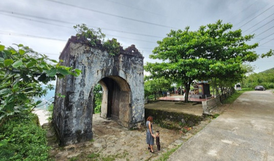Cổng có cửa cao 4m, hai bên có tường thành chạy dài, trên cổng đắp nổi ba chữ "Hoành Sơn quan". Di tích này có kiến trúc thành lũy được còn khá nguyên vẹn là chứng tích hùng hồn về những thăng trầm của lịch sử, với vẻ trầm mặc, cổ kính, rêu phong.